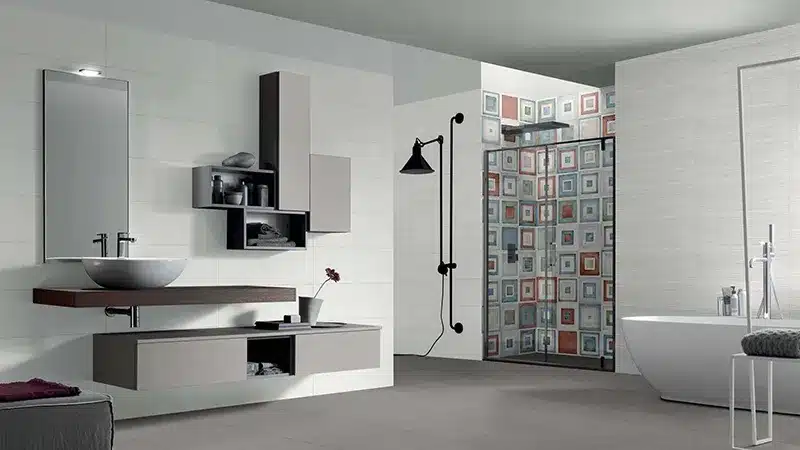 bagno-moderno-con-rivestimento-doccia-originale