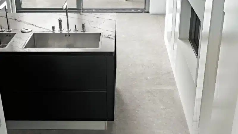 pavimento-moderno-per-cucina-in-gres-grigio-varese
