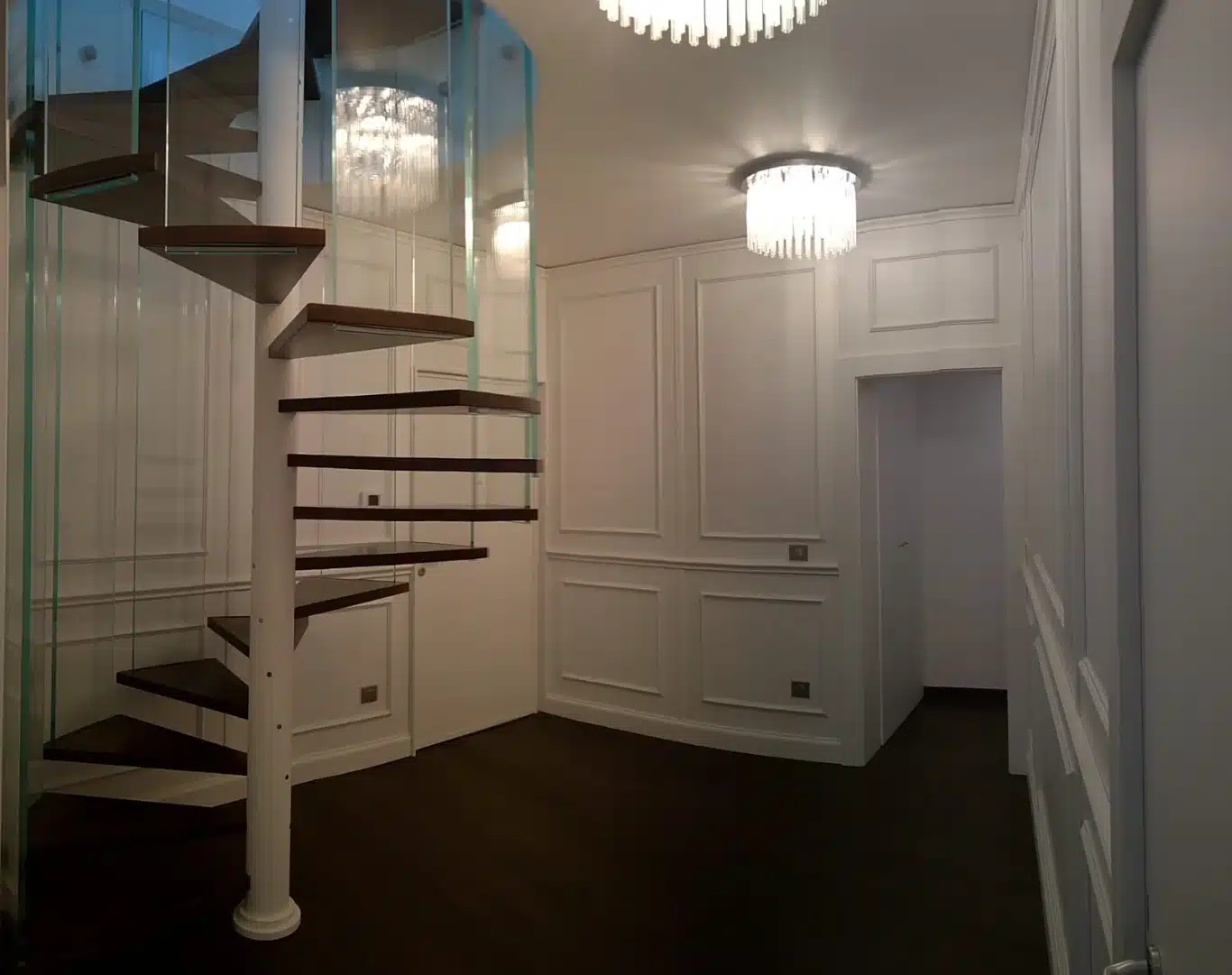 Boiserie e pavimento in legno rovere scuro