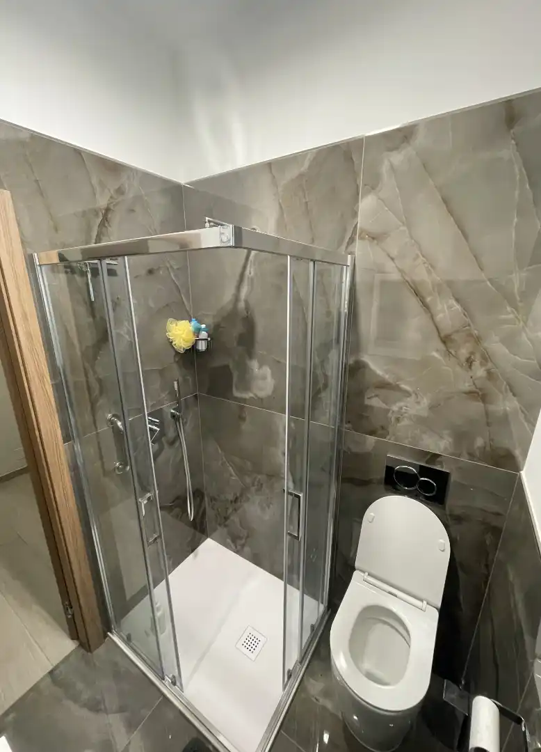 Rivestimenti bagno effetto marmo