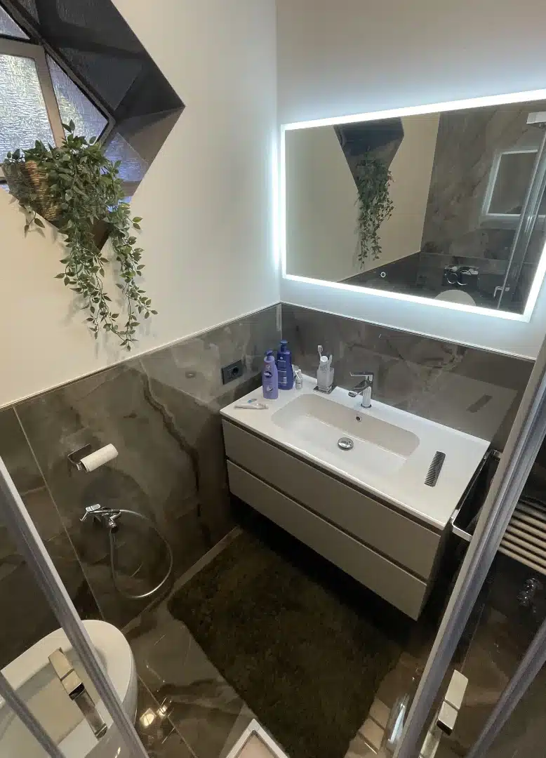 Dettagli arredo bagno moderno con rivestimenti effetto marmo