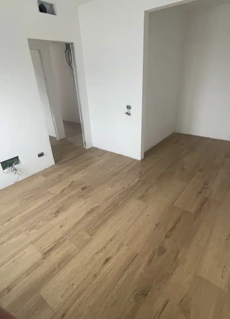 Posa di pavimento in legno moderno