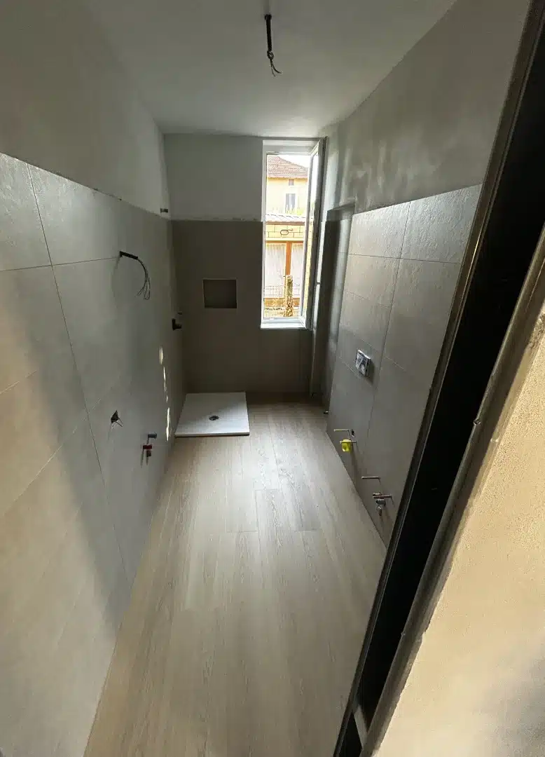 Dettagli fase di installazione pavimenti e rivestimenti per bagno