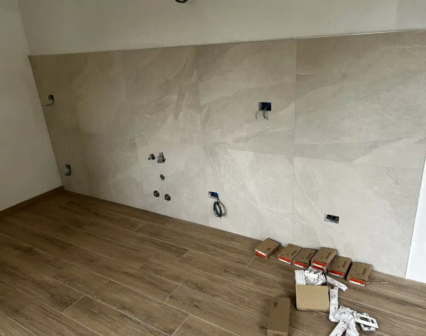 Rivestimento per cucina con piastrelle in gres di grande formato