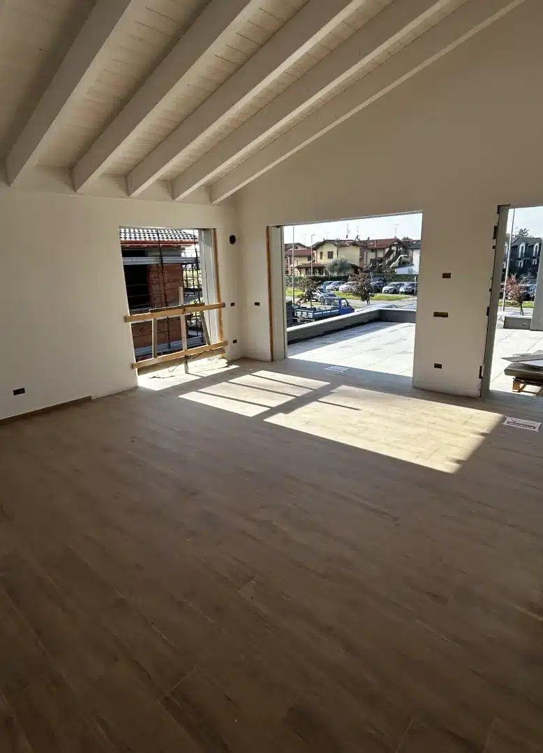 Posa pavimento in legno per attico