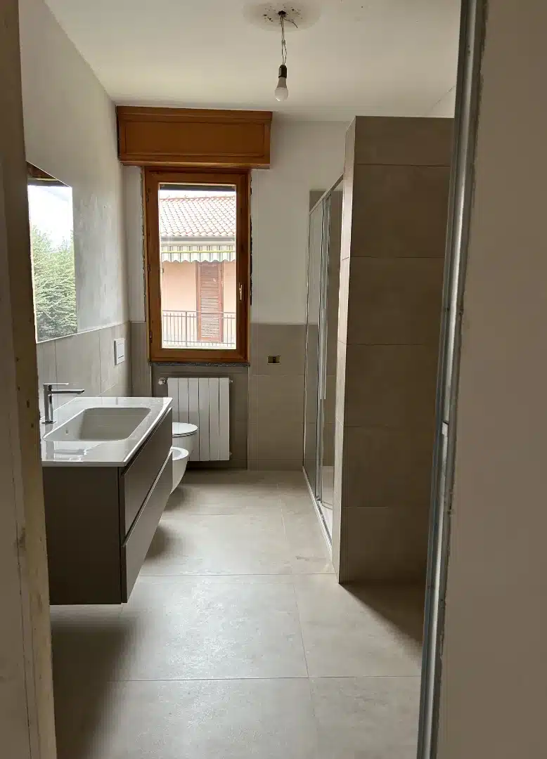 Realizzazione pavimenti e rivestimenti per bagno moderno