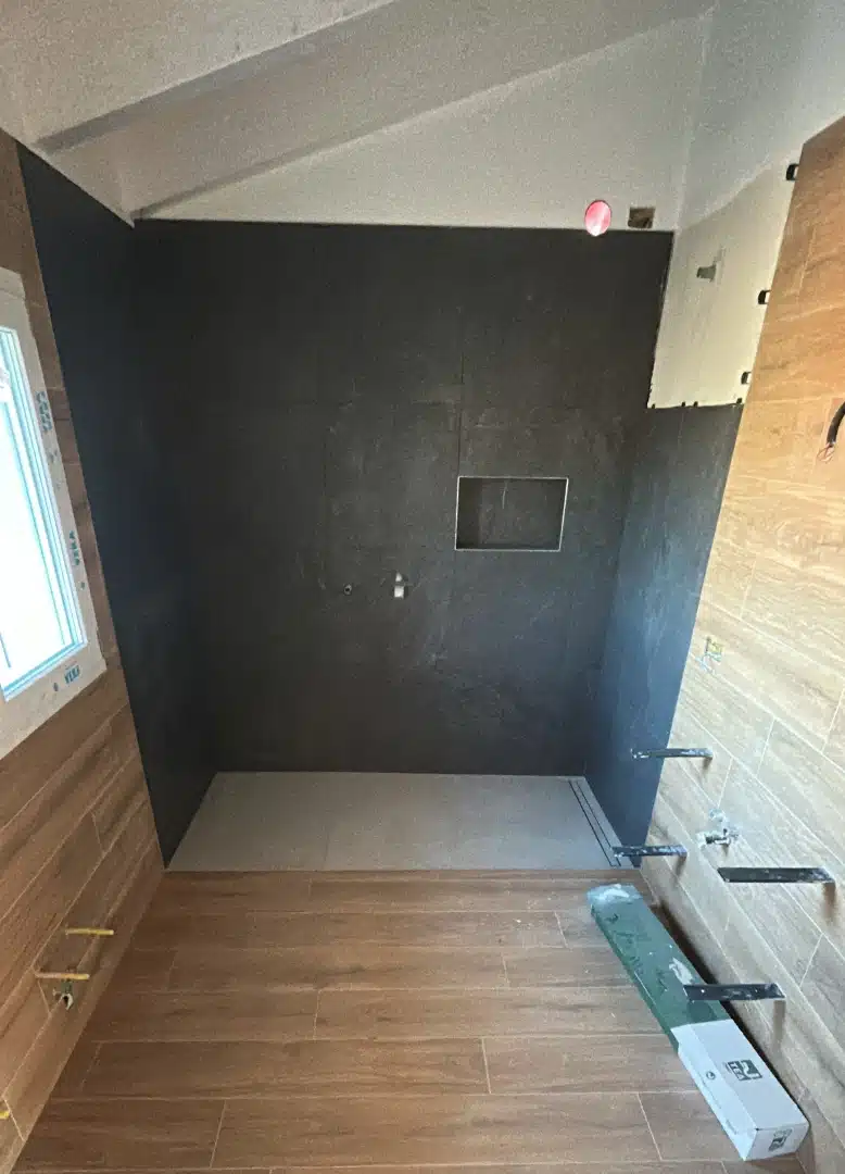 Rivestimento per doccia in gres porcellanato grigio scuro