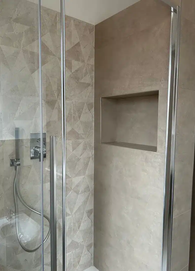 Rivestimento doccia con piastrelle con motivi decorativi geometrici
